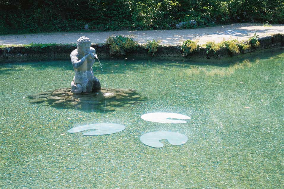 Spiegel sind die Elemente dieses Kunstwerkes - Park von Schloß Hellbrunn
